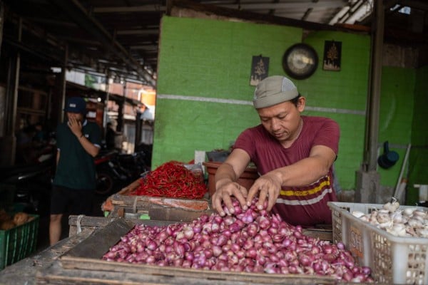 A vendor displays onions at Jatinegara market in Jakarta on July 31. Indonesia and other Southeast Asian countries could bolster their push for food security by including Australia and New Zealand in regional food-sharing mechanisms. Photo: Bloomberg