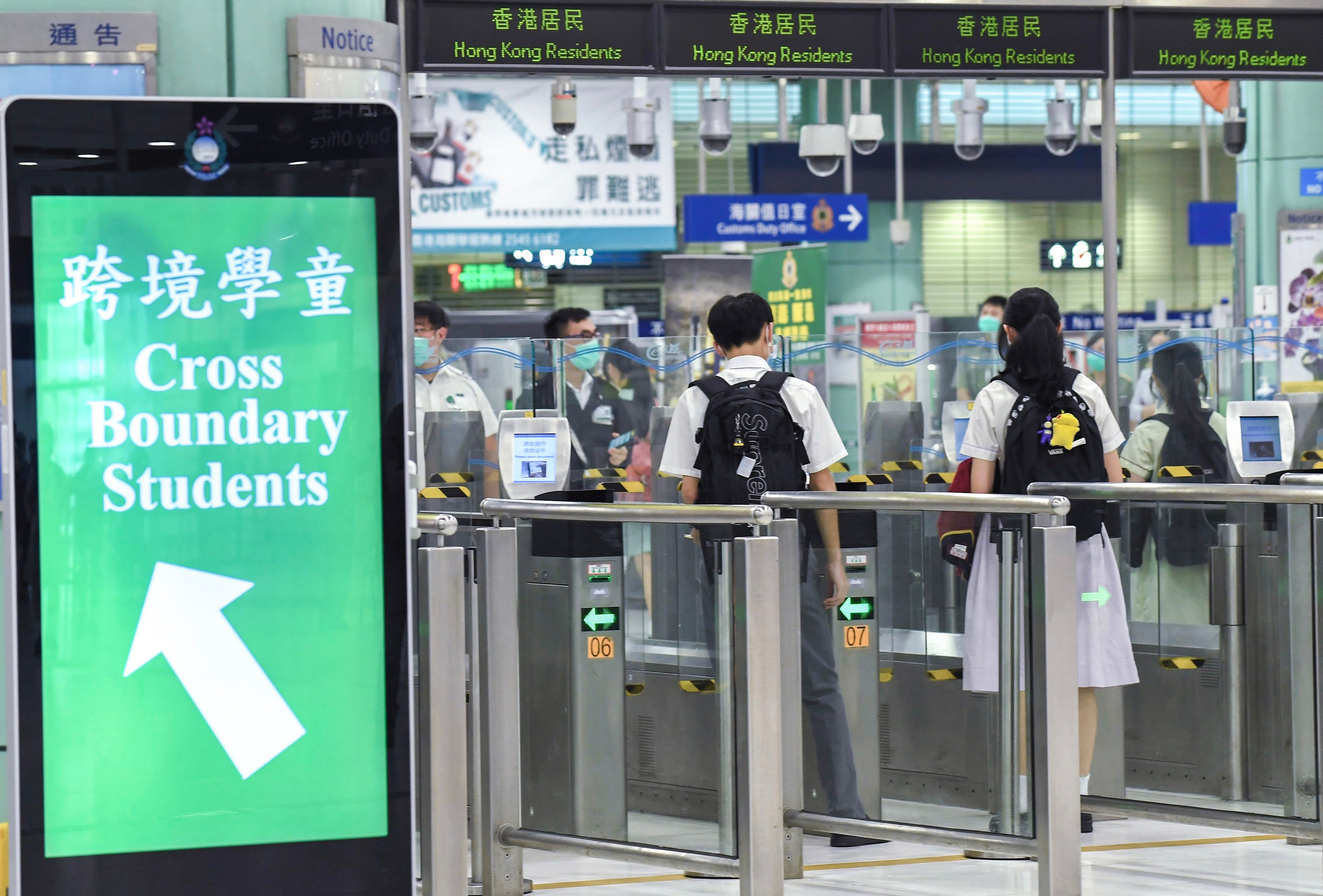 Cross-border students entering Hong Kong using the e-Channels at an immigration checkpoint. Photo: ISD 